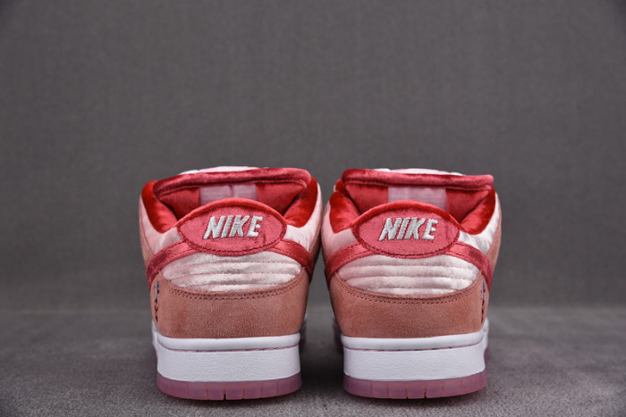 NIKE SB DUNK LOW STRANGELOVE SKATEBOARDS (SPECIAL BOX) - CT2552-800