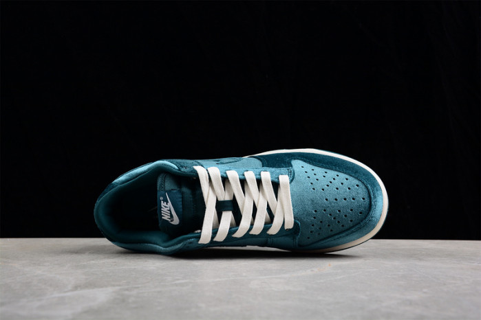 Nike Dunk Low "Green Velvet"  DZ5224-300