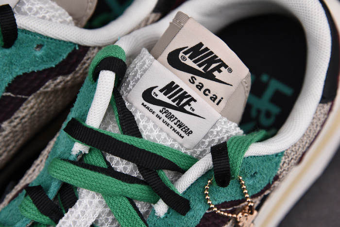 SACAI X NIKE VAPORWAFFLE "STRING/BLACK VILLAIN-RED" DD3035-200